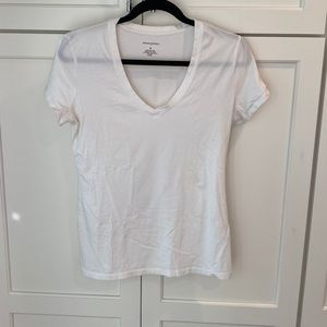 White v neck banana republic medium t shirt, barely used, good condition.